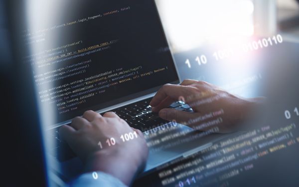 Mann bedient einen Laptop