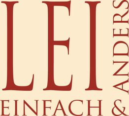 Text-Bild: "EINFACH & ANDERS" in roter Schrift auf beige Hintergrund.