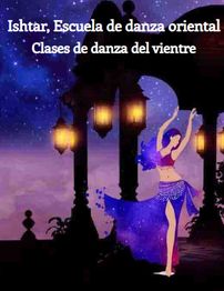 Bailarina de danza del vientre bajo lámparas y cielo estrellado. Texto: Escuela Ishtar.