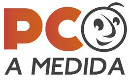 Logo con texto "PC a medida" y una carita sonriente dentro de una letra O estilizada.