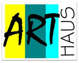 Text "ART HAUS" auf buntem, gestreiftem Hintergrund in Gelb, Grün und Blau.