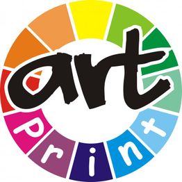Kreis mit dem Wort "art" in Schwarz und "Print" in bunten Buchstaben in einem Regenbogen.