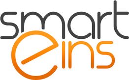 Logo mit dem Text "smart eins" in schwarz und orange.