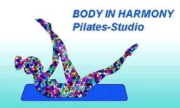 Bunte Silhouette in Pilates-Pose auf Matte, Text: Body in Harmony Pilates-Studio.