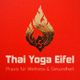 Logo von Thai Yoga Eifel: Goldene Flamme auf rotem Hintergrund mit Text für Wellness & Gesundheit.