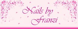 Rosa Tafelhintergrund mit "Nails by franzi" Schrift, verziert mit floralen Mustern und Schmetterlingen.