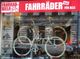 Schaufenster mit Fahrrädern und Werbeschild: "FAHRRÄDER (fast) FÜR ALLE" in Rot und Weiß.