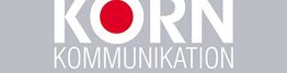 Logo mit dem Text "Korn Kommunikation", roter Punkt im O von Korn auf grauem Hintergrund.