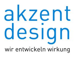 "Logo: akzent design, wir entwickeln wirkung, in blauen und schwarzen Buchstaben auf weißem Hintergrund."