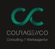 Logo mit grünem "CC" und Text: COURAGE//CO Consulting // Werbeagentur auf schwarzem Hintergrund.