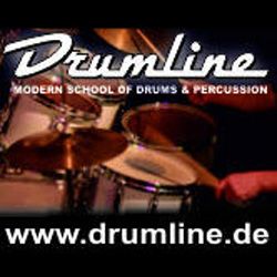 „Schlagzeuger spielt Set, Text: ‚Drumline, Modern School of Drums & Percussion‘, Website-Adresse.“