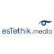 Logo mit Auge-Symbol und Text "esTethik.media" in Blau und Grau.