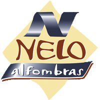 Logotipo de Nelo Alfombras con letras sobre figura romboide amarilla.