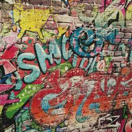 Bunte Graffiti auf einer alten Backsteinmauer mit Schriftzügen in verschiedenen Farben und Formen.