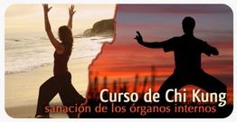 Personas practicando Chi Kung al atardecer, texto: "Curso de Chi Kung, sanación de órganos".