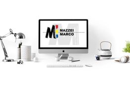 Schreibtisch mit Computer, kleinem Teekessel und Pflanzen neben Schreibwaren, Bildschirm zeigt Logo.
