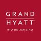 Logotipo do Grand Hyatt Rio de Janeiro sobre fundo vermelho.
