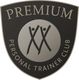 Schwarzes Schild mit "Premium Personal Trainer Club"-Text und stilisierten Figuren in der Mitte.