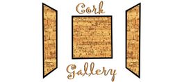Korkdesign mit Text "Cork Gallery" in stilvoller Schrift auf weißem Hintergrund.