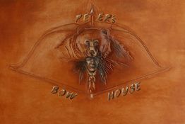 Lederskulptur mit Bären, Pfeil, Bogen und Mensch, darüber „Peter's Bow House“.