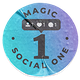 Runder Aufkleber mit "MAGIC SOCIAL ONE" und sozialen Medien-Symbolen auf blau-violettem Hintergrund.