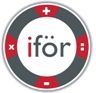 Logo: Ein Kreis mit „iför“ in der Mitte, umgeben von roten und schwarzen Segmenten mit Plus- und Minussymbolen.