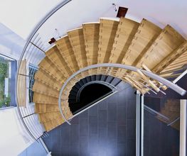 Faltwerktreppe als Segmentbogentreppe