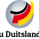 Logo met tekst "Nu Duitsland", ontwerp met Duitse vlag en bol.