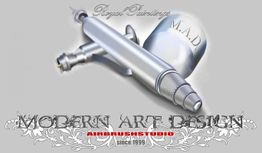 Airbrush und Schriftzug "MODERN ART DESIGN AIRBRUSH STUDIO seit 1999" auf grauem Hintergrund.