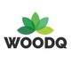 Logo mit sechs grünen Blättern über dem Schriftzug "WOODQ".