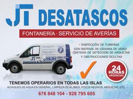 Furgoneta de desatascos con servicios de fontanería y urgencias 24h. Teléfonos visibles.