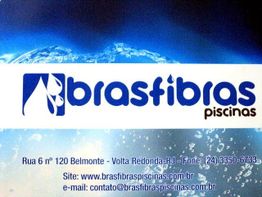 Logotipo da Brasfibras Piscinas com informações de contato e endereço em fundo azul com água.