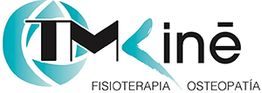 Logo de TMKiné, fisioterapia y osteopatía, con diseño azul y negro.