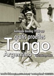 Dansend koppel op strand, promotie voor gratis Tango Argentino proefles.