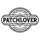 Schwarz-weißes Logo von "Patchlover" mit Verzierungen und Schriftzug: "Wir erstellen deine Patches".