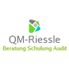 Logo von QM-Riessle mit Slogan: "Beratung Schulung Audit", darüber ein grafisches Symbol.