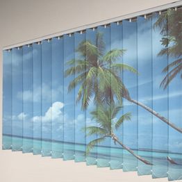 Vertikale Jalousie mit tropischem Strandmotiv und Palmen in Blau- und Türkistönen.