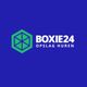 Logo van Boxie24 met een groene zeshoek en tekst "Opslag Huren" op een blauwe achtergrond.