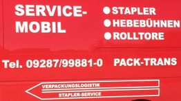 Rotes Service-Fahrzeug mit Kontaktinfo und Leistungen: Stapler, Hebebühnen, Rolltore.