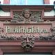 Ornamentaler Schriftzug "Parkschlösschen" mit Engelsgesicht über einer Tür.