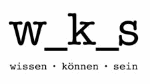 Textbild mit den Buchstaben w_k_s. Darunter stehen: "wissen • können • sein".