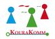 Drei bunte Figuren, blau, grün, rot, über dem Text "KouraKomm" mit farbigen Linien darüber.