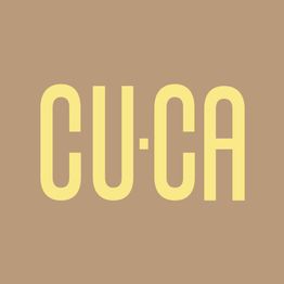 Texto "CU·CA" en letras amarillas sobre fondo marrón.