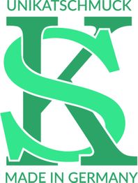 Grünes Logo mit den Buchstaben "KS", darüber "Unikatschmuck", darunter "Made in Germany".