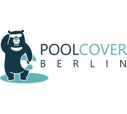 Ein lächelnder Bär mit Badekappe und Schwimmreifen, daneben der Text "POOLCOVER BERLIN".