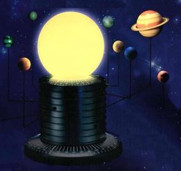 Ein Modell des Sonnensystems mit der Sonne in der Mitte und Planeten auf ihren Umlaufbahnen.