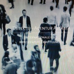 Eine Menschenmenge in Bewegung, Text: "Detektei Agentur Astrata, Internationale Ermittlungen".