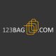 Logo mit "123bag.com" in grauer Schrift und gelben, verschlungenen Linien auf dunklem Hintergrund.