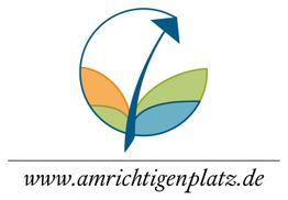 Logo mit Blattform und Pfeil, darunter die Website-Adresse "www.amrichtigenplatz.de".
