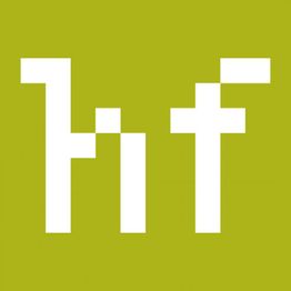 Weiße pixelartige Buchstaben "h t f" auf hellgrünem Hintergrund.